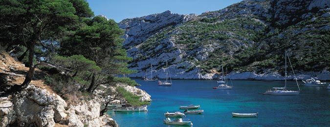 calanques à Marseille, mer méditerranée, bateaux