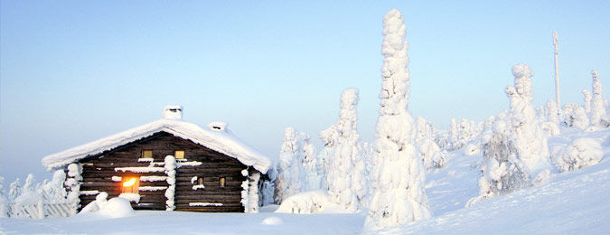 Paysage de Laponie, vallée enneigée