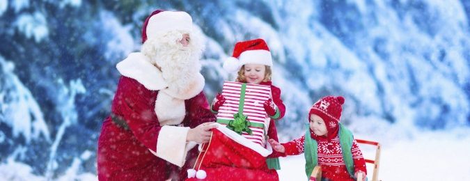 Père Noël et enfants en Laponie