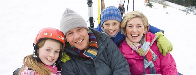 Famille au ski en station familiale dans les Pyrénées