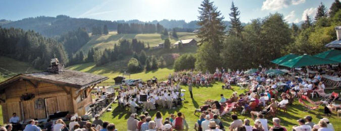 Festival de musique en plein air dans les Alpes françaises