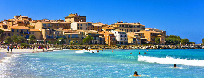 Corse, île Rousse, paysage de plage et habitations