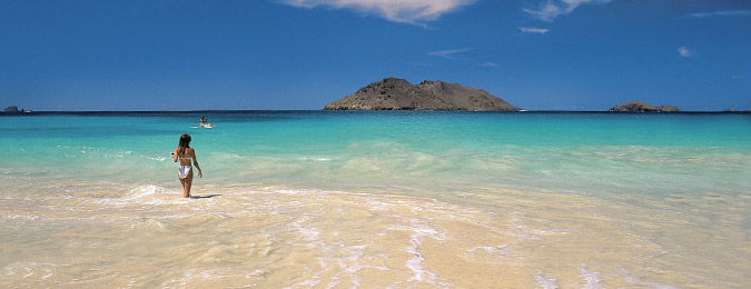 Plage de sable fin et eau turquoise aux Antilles, mer Caraïbes