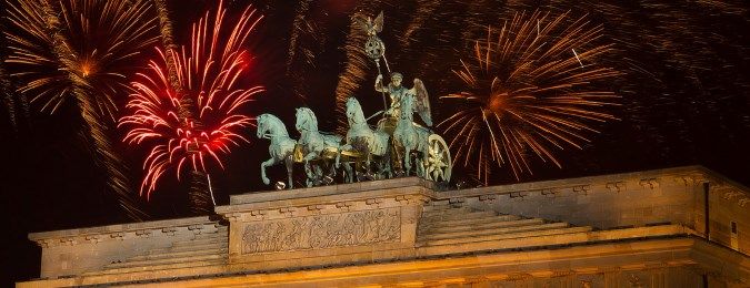 feu d'artifices près de la porte de brandebourg à Berlin pour le Nouvel An