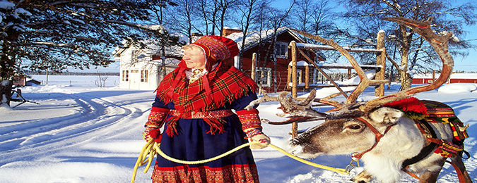 Femme en habit traditionnel Sami dans le Nord de la Finlande