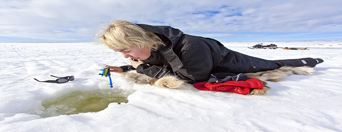 Pêche sur glace à Muonio en Laponie en Finlande