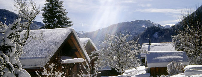 Chalets enneigés dans les Alpes en France