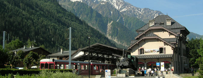 Gare de Chamonix et le petit train de la Mer de Glace dans les Alpes françaises