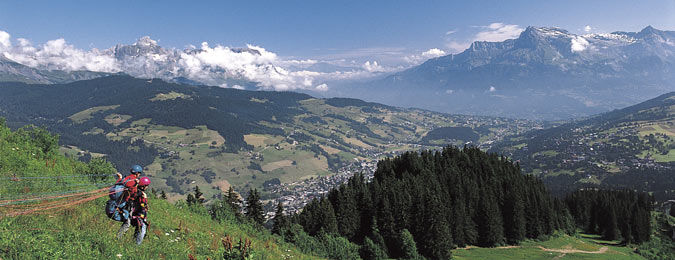 Vue sur Megève et sa vallée en été dans les Alpes françaises