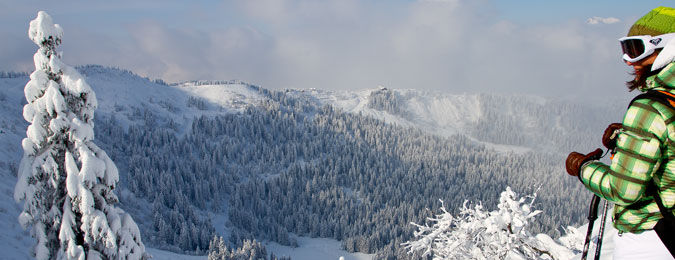 Vue sur la vallée de Morzine en hiver au coeur des Alpes