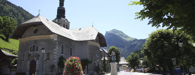 Village de Morzine en été dans les Alpes françaises