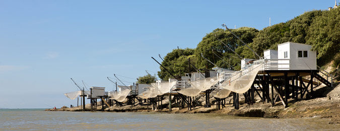 Cabanes de pêcheurs au bord de la promenade de la plage de Foncillon