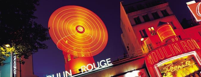 Le Moulin Rouge à Pigalle dans la ville de Paris