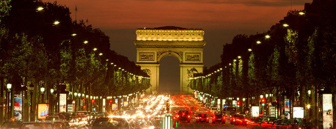L'Arc de Triomphe en haut de l'avenue des Champs Elysées à Paris