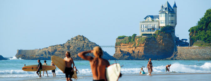 Surfers à Biarritz dans le Pays Basque