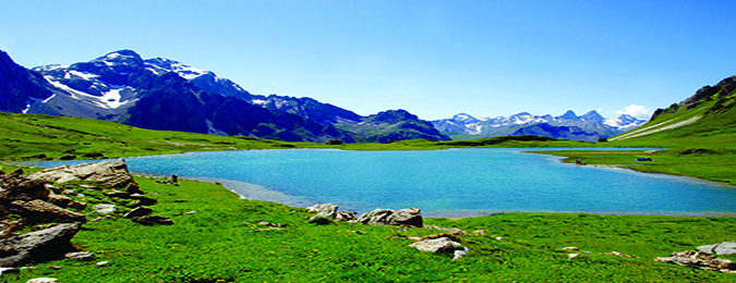 Vu sur un lac de montagne durant l'été en Savoie + Mont Blanc dans les Alpes